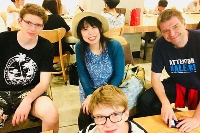 1.5 Hour Food Tour at the Kuromon Market in Osaka - Stop Inside Kuromon: Snack Sampling and Ordering Smart