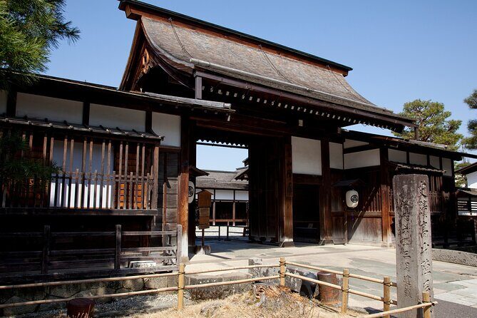 2-Day Bus Tour to Shirakawago & Hida No Sato Winter Illumination - Day 2: market morning, Edo-era building, and old streets