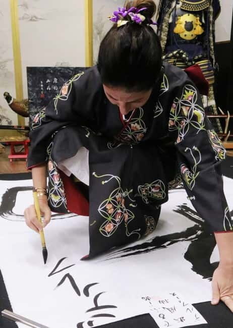 Learning Shodo with a kimono and Trying Samurai Calligraphy - Photos, a teacher-written gift bag, and taking home your work