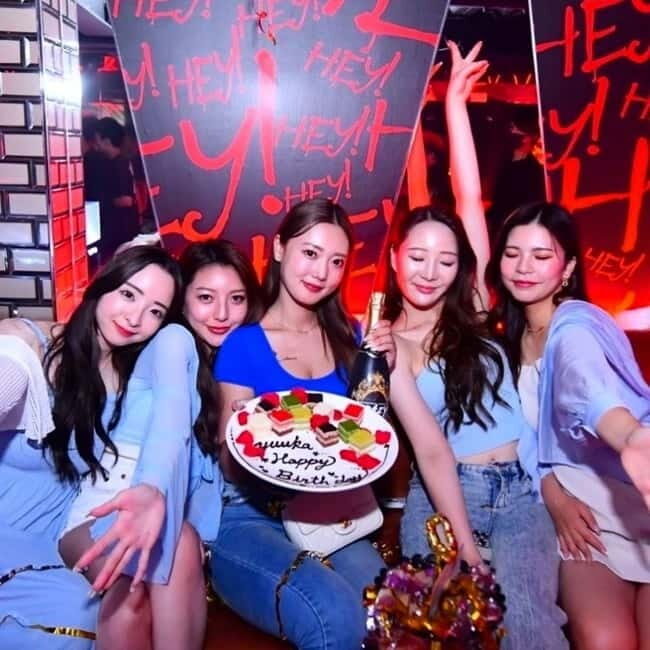Osaka Dotonbori: CHEVAL Nightclub Ticket with Drink/VIP Plan - What the night feels like inside: music, mixology, and a designed space