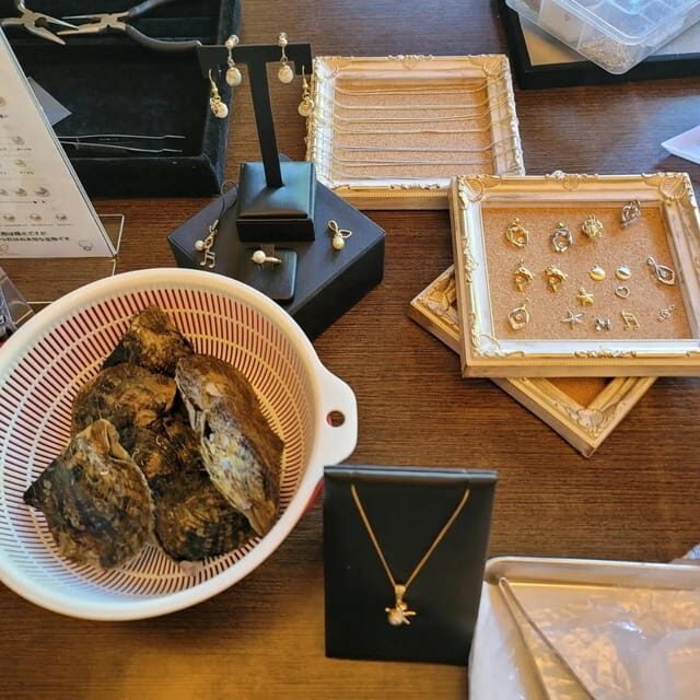 Osaka Shinsaibashi Pearl extraction experience - Finding the shop in Shinsaibashi: Angel Destiny sign and a first-floor counter
