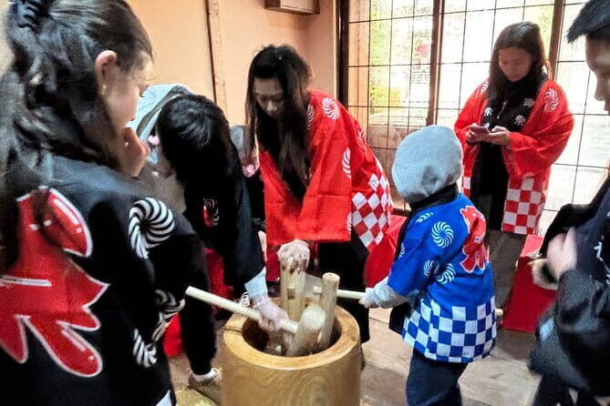 【Family Friendly】Traditional Mochi Pounding Experience - Eating Your Mochi With Tea and Classic Toppings