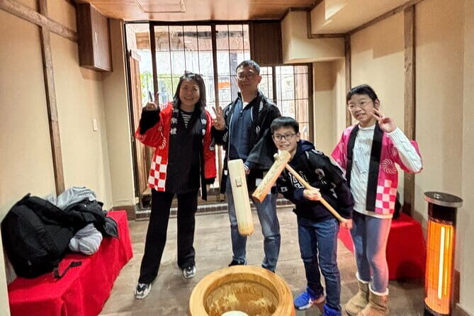 【Family Friendly】Traditional Mochi Pounding Experience - Steaming the Glutinous Rice: Where the Class Builds Its Magic