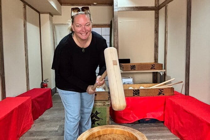 【For adult】Traditional Mochi Pounding Experience with Tasting - English and Chinese Support in a Small Group (Max 10)